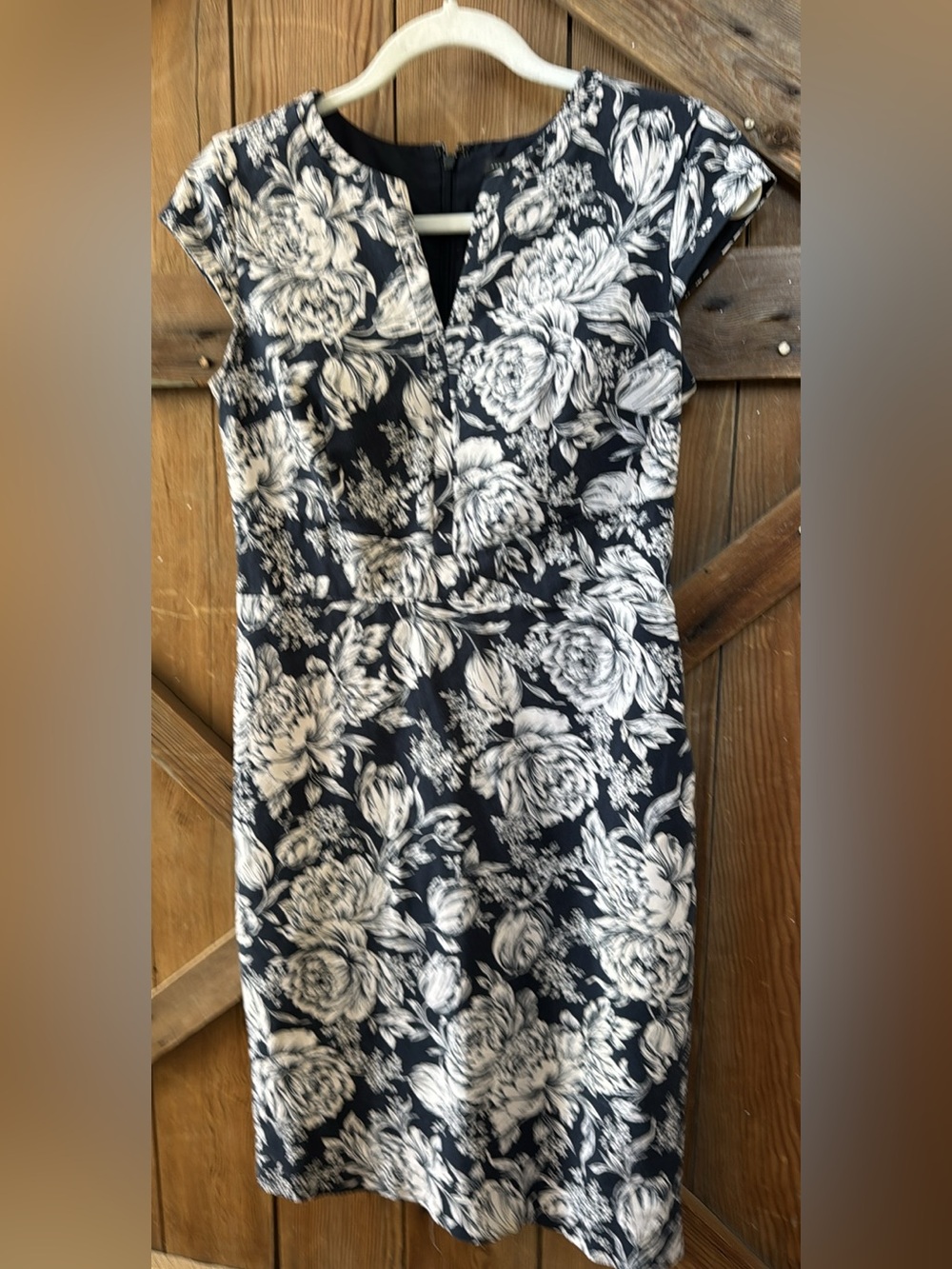 Ann Taylor size 2 Cap-Sleeve Dress in Navy and White Floral